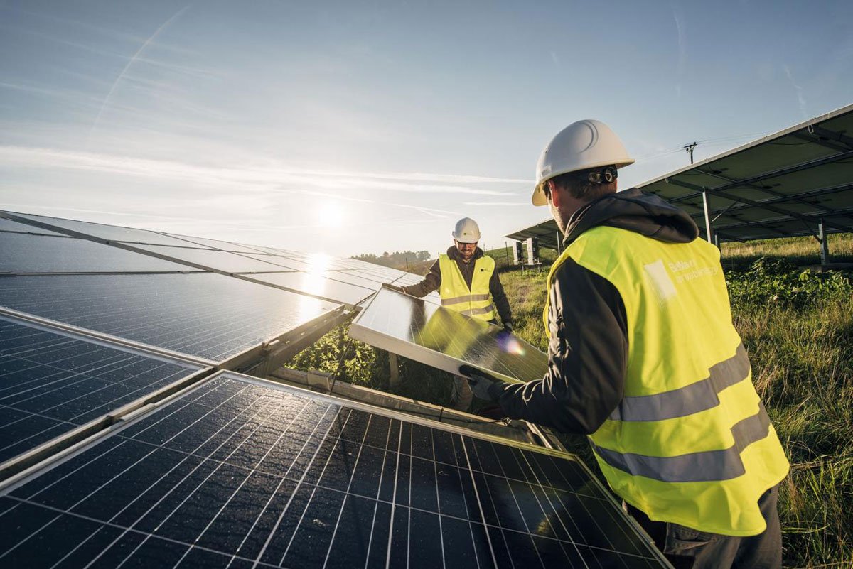 blog 1 Solar farm repowering with replacement of old solar panels in the UK